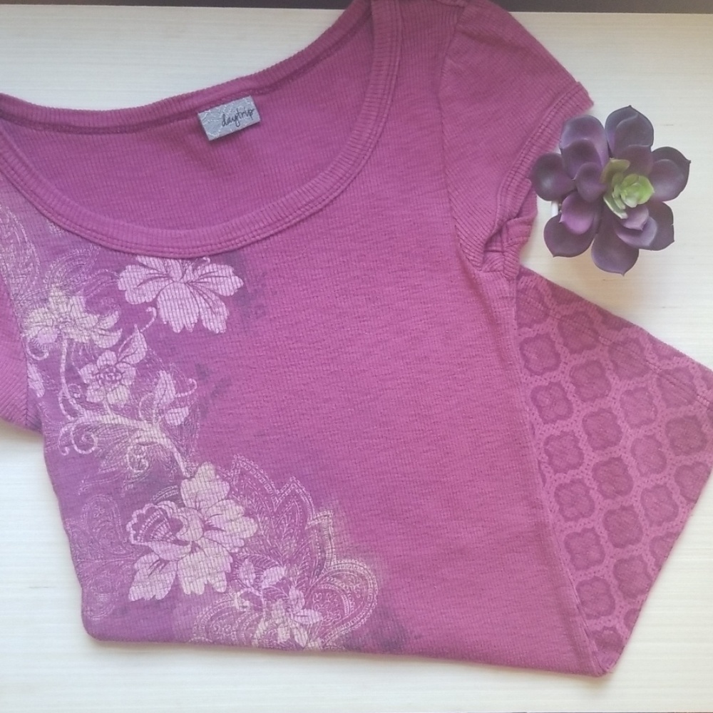 DAYTRIP 🌸 shirt size small GUC